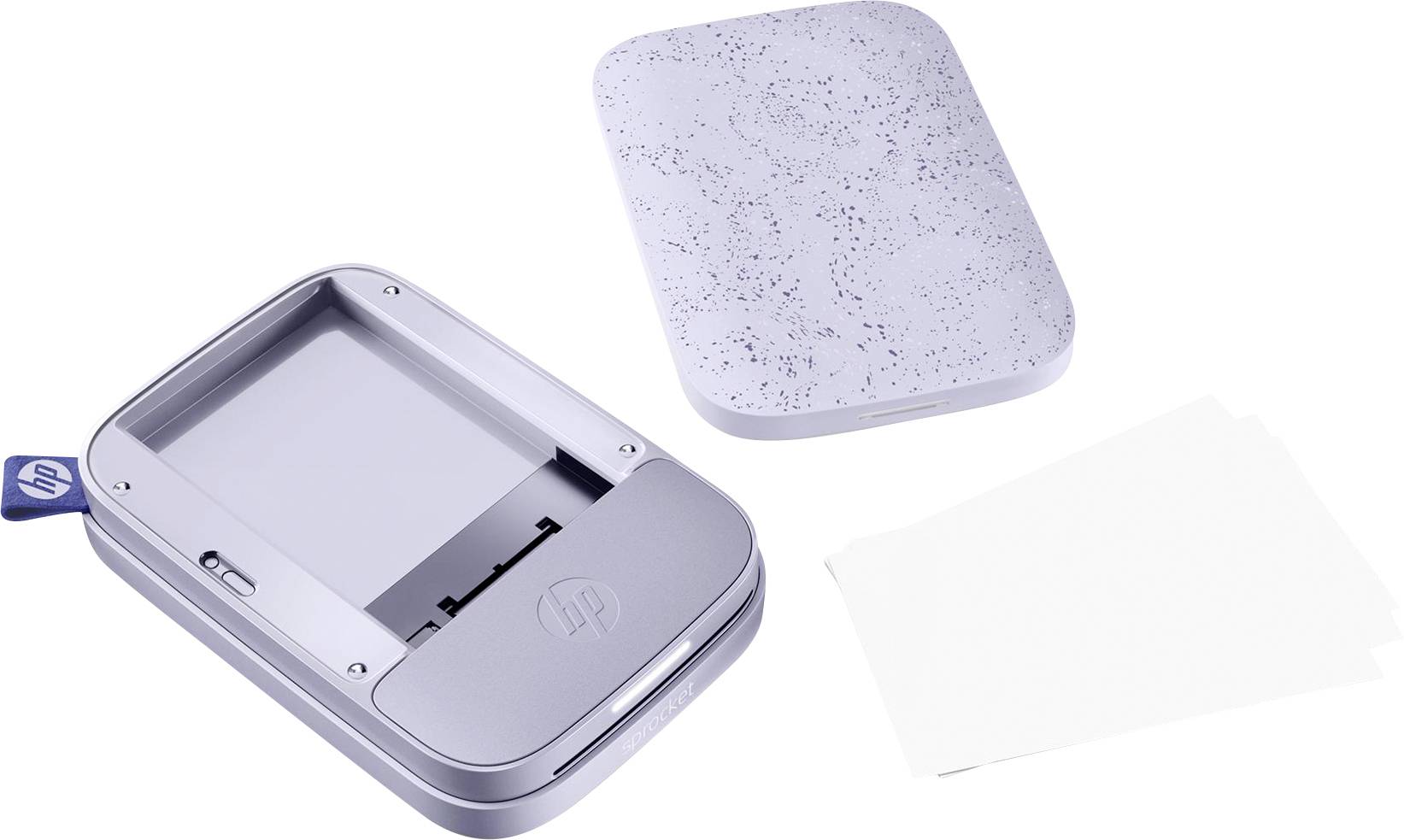 Przenośna drukarka fotograficzna z otwartą tacą papieru i zdejmowaną pokrywą, obok której leżą cztery białe arkusze papieru fotograficznego.