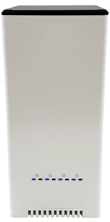 Prostokątne, pionowe białe urządzenie z kilkoma wskaźnikami LED na spodzie. Prawdopodobnie elektroniczny sprzęt lub router.