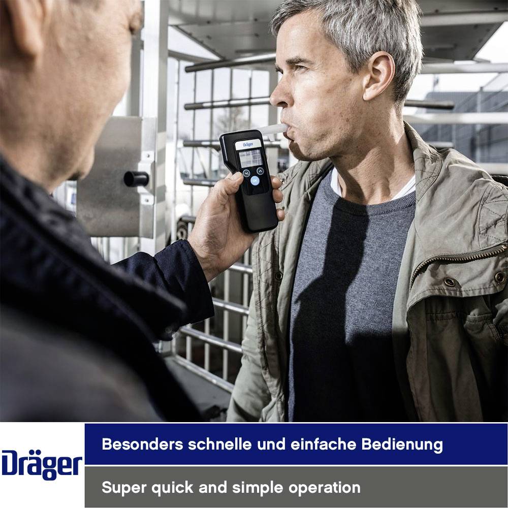 Mężczyzna trzyma przenośne urządzenie i rozmawia z inną osobą. Tekst poniżej: 'Szczególnie szybka i prosta obsługa'.