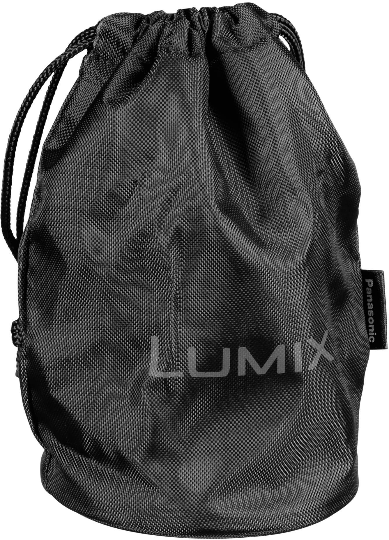 Czarny woreczek materiałowy ze sznurkiem, na którym białymi literami napisano 'LUMIX'. Woreczek pełni funkcję ochronną.
