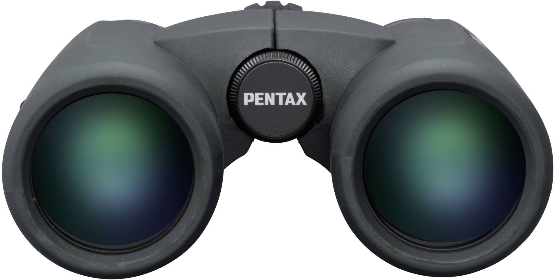 Lornetka Pentax z czarną obudową i soczewkami w odcieniu zielonym, odpowiednia do obserwacji z dużej odległości.