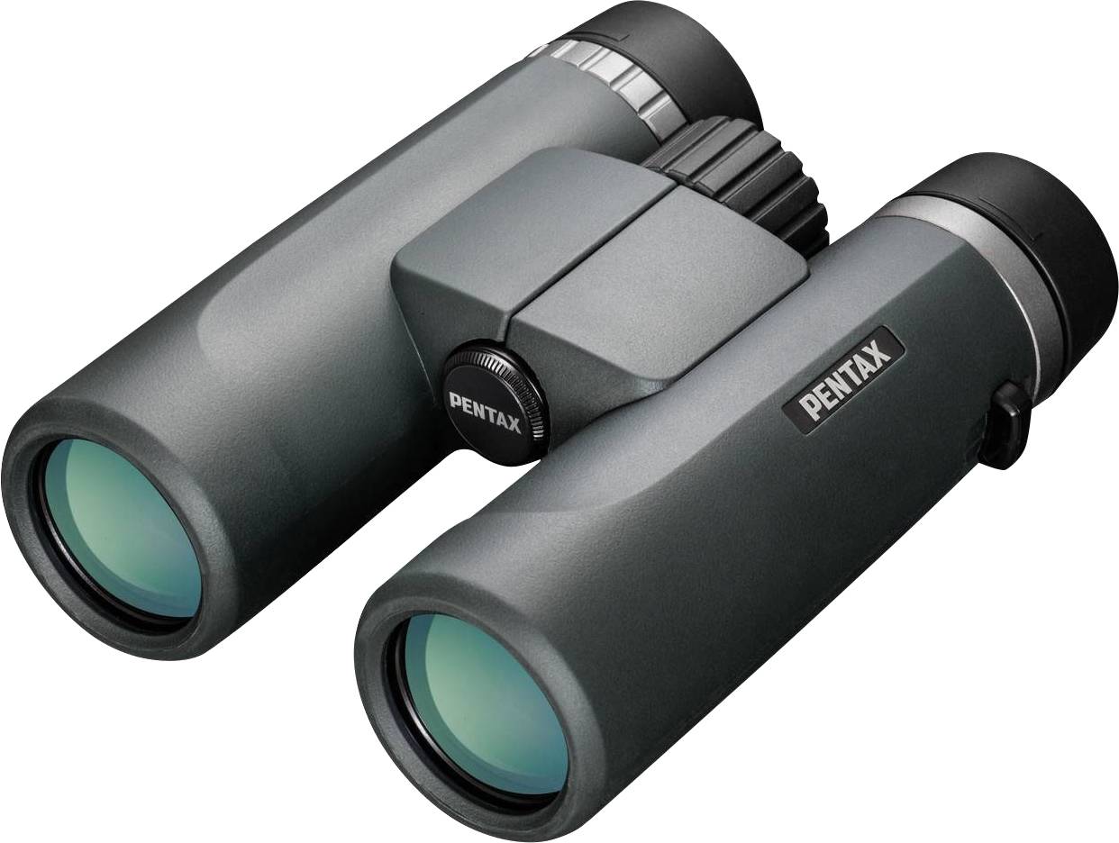 Lornetka marki Pentax w ciemnym kolorze. Odpowiednia do aktywności na świeżym powietrzu, takich jak obserwacja ptaków lub wędrówki.