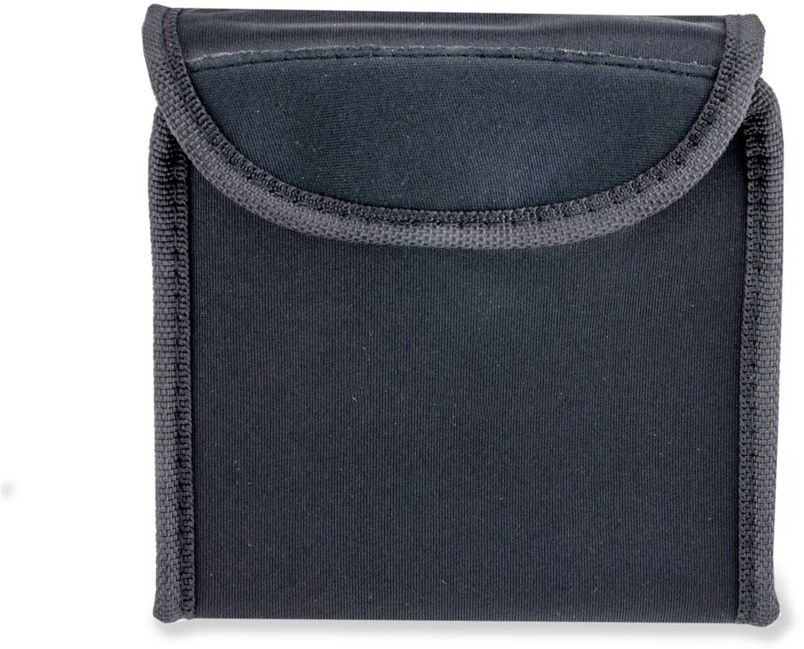 Czarne, kwadratowe etui z zapięciem na klapkę, odpowiednie do przechowywania małych przedmiotów.