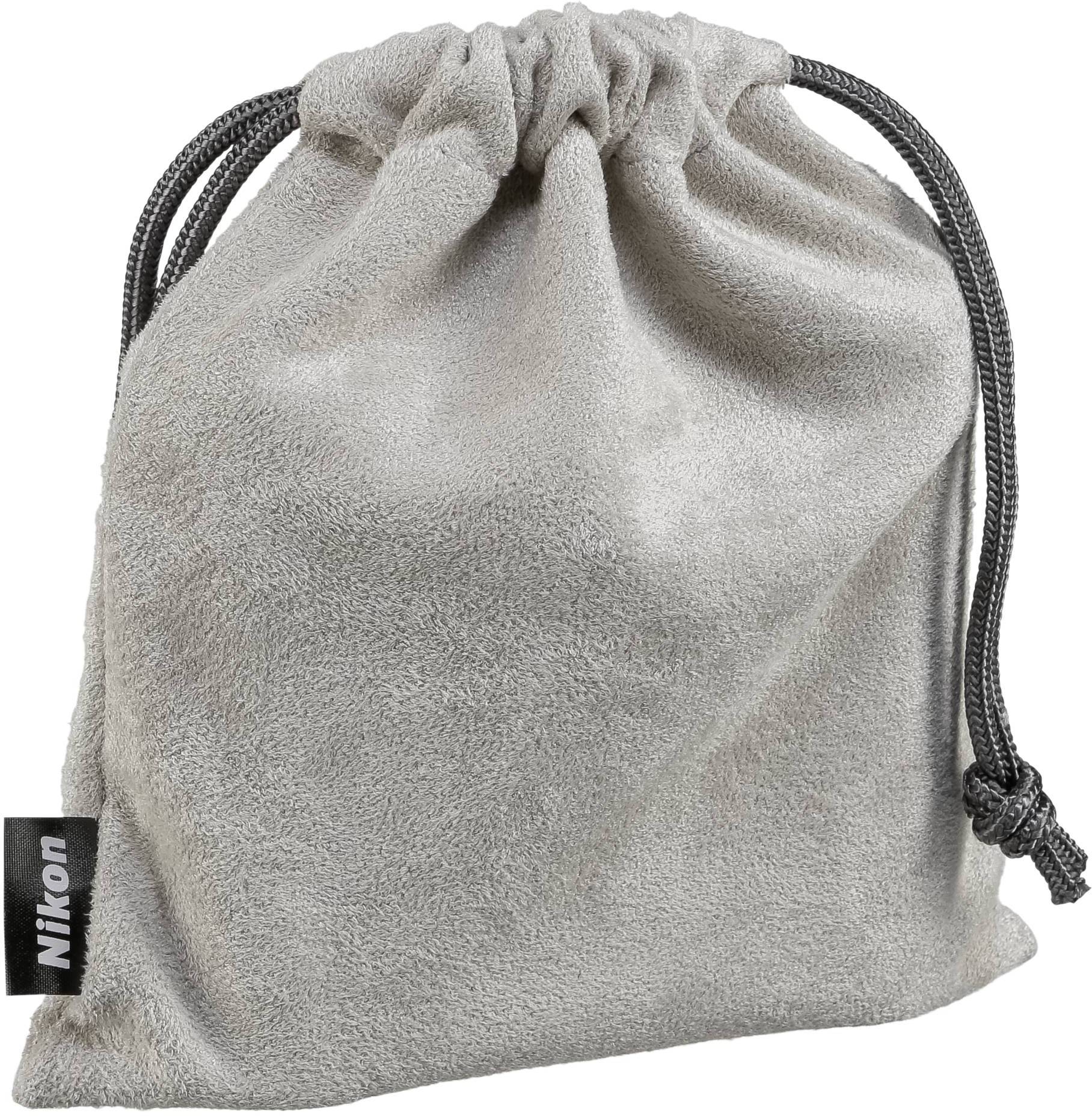 Szary woreczek zamszowy ze sznurkiem ściągającym i małym logo 'Nikon' w lewym dolnym rogu.