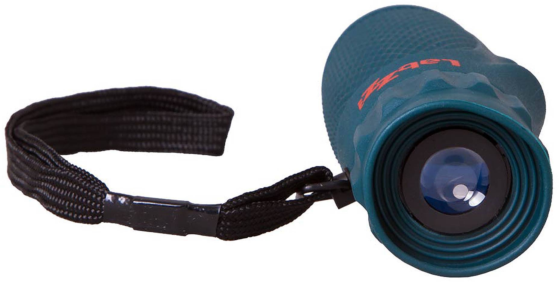 Niebieska lornetka z czarnym paskiem, leżąca na boku.