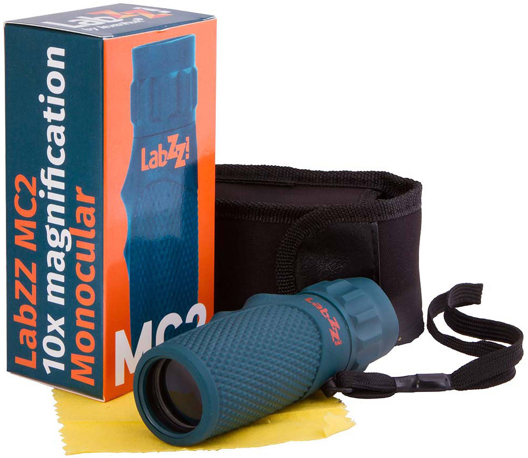 Monokular o 10-krotnym powiększeniu w kolorze niebieskim, leżący obok swojego opakowania i czarnego etui. Poniżej znajduje się żółta ściereczka do czyszczenia.