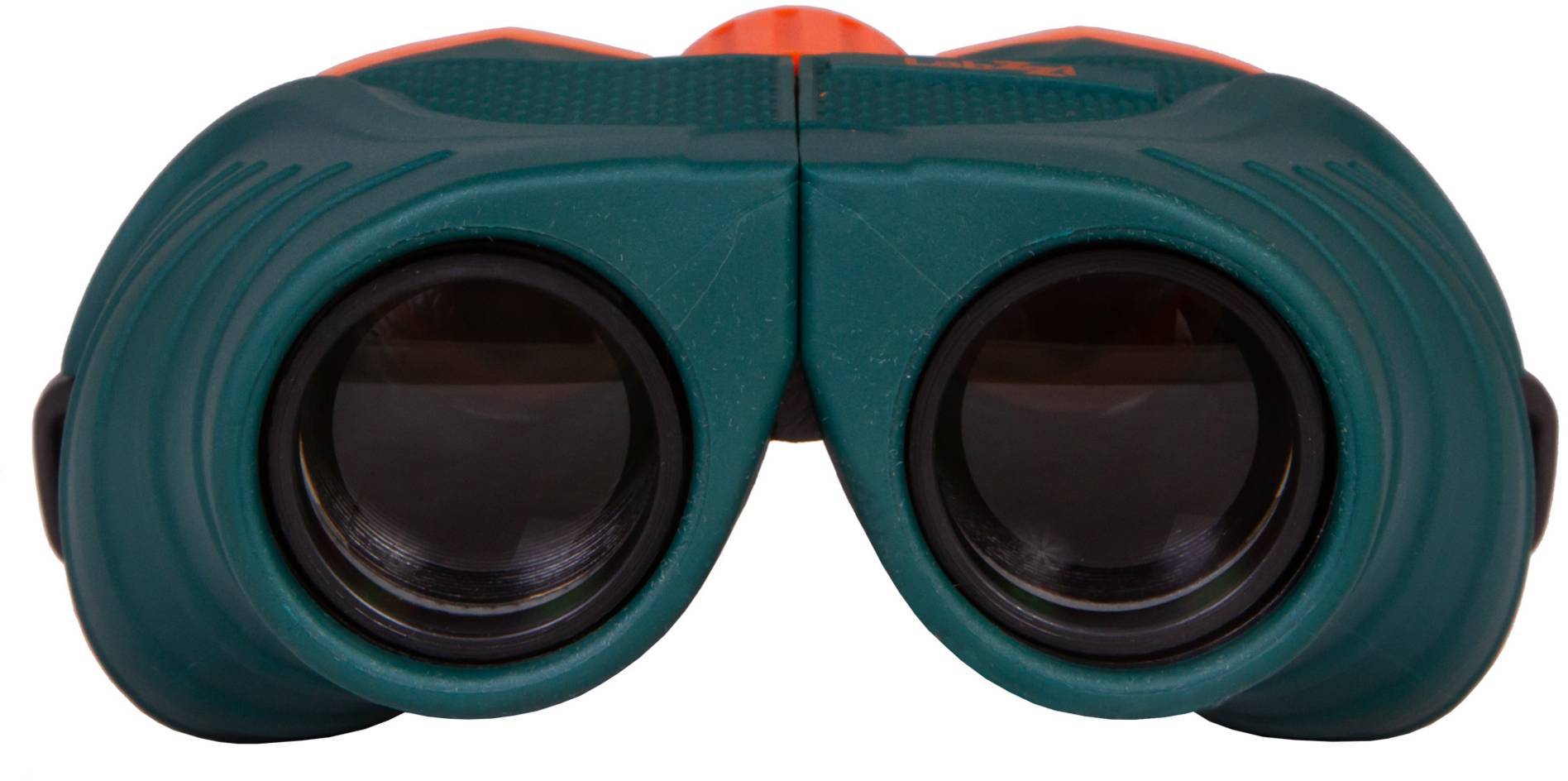 Ciemnozielna lornetka z czarnym okularem jest skierowana obiektywami do przodu.