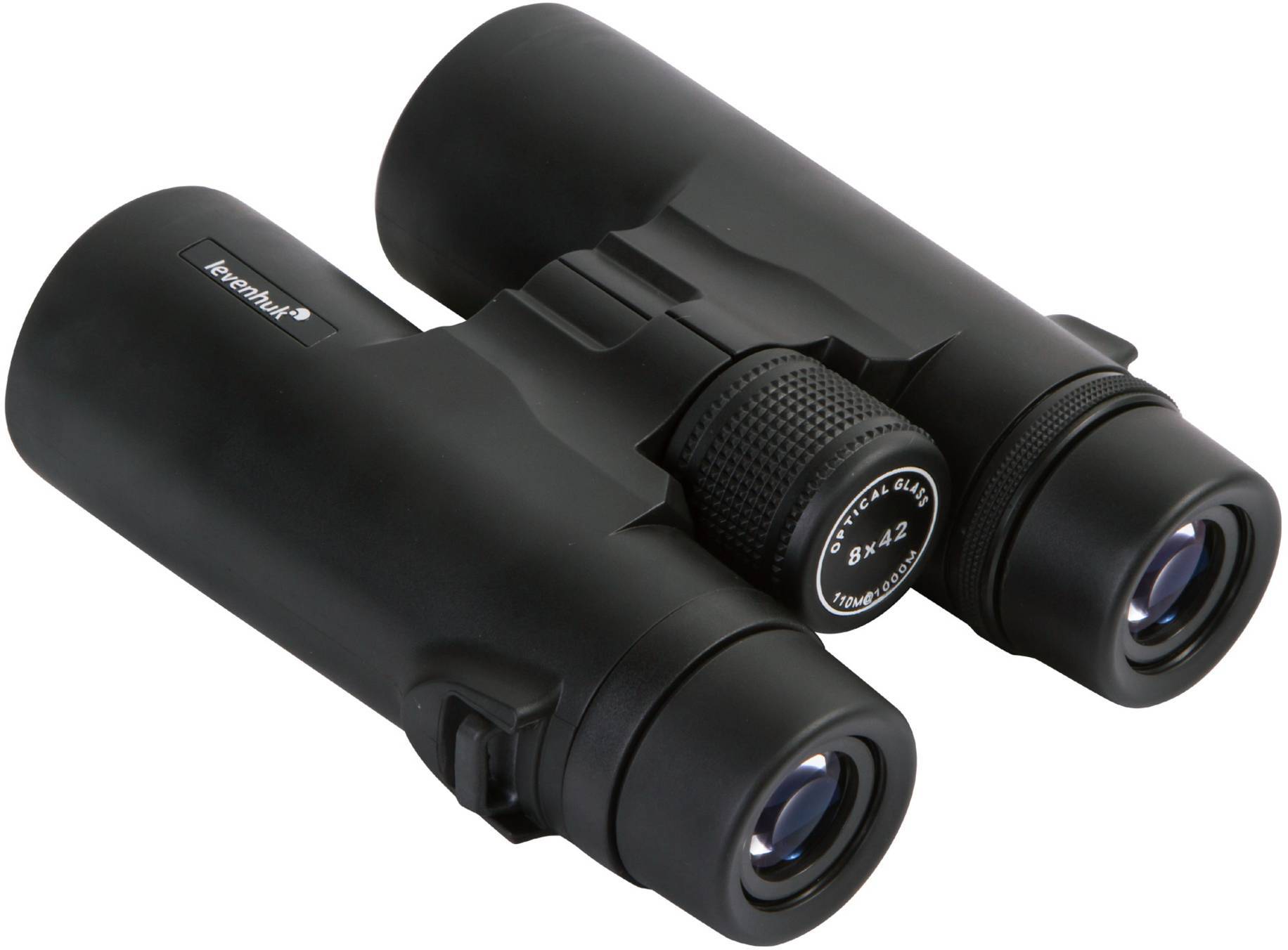 Czarna lornetka z niebieskimi soczewkami obiektywu i oznaczonymi ustawieniami na pierścieniu ostrości, na białym tle.