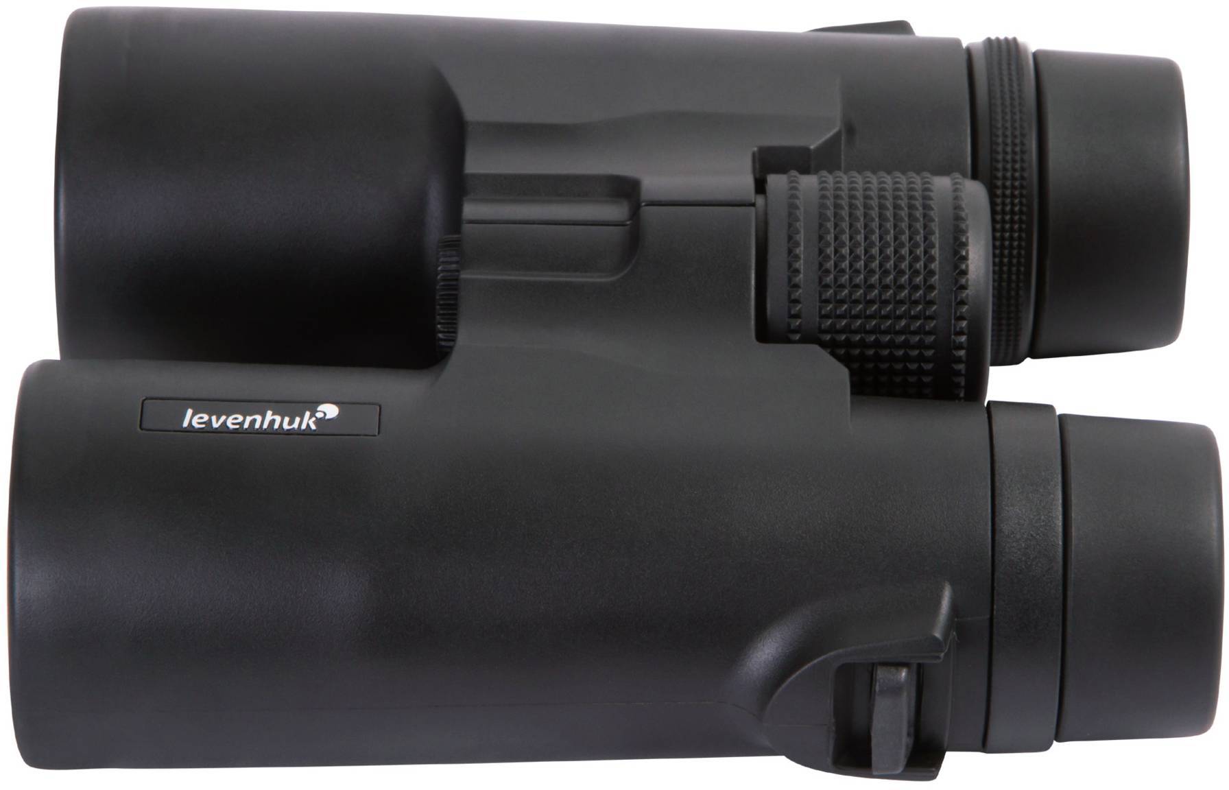 Lornetka z czarną obudową i wyraźnym pierścieniem fokusa, ułożona poziomo.