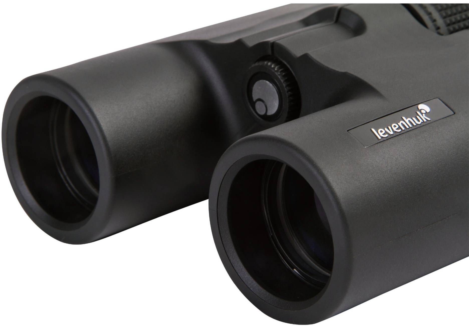 Lornetka w zbliżeniu, z czarną obudową i logo marki na boku. Idealna do aktywności na świeżym powietrzu lub obserwacji ptaków.