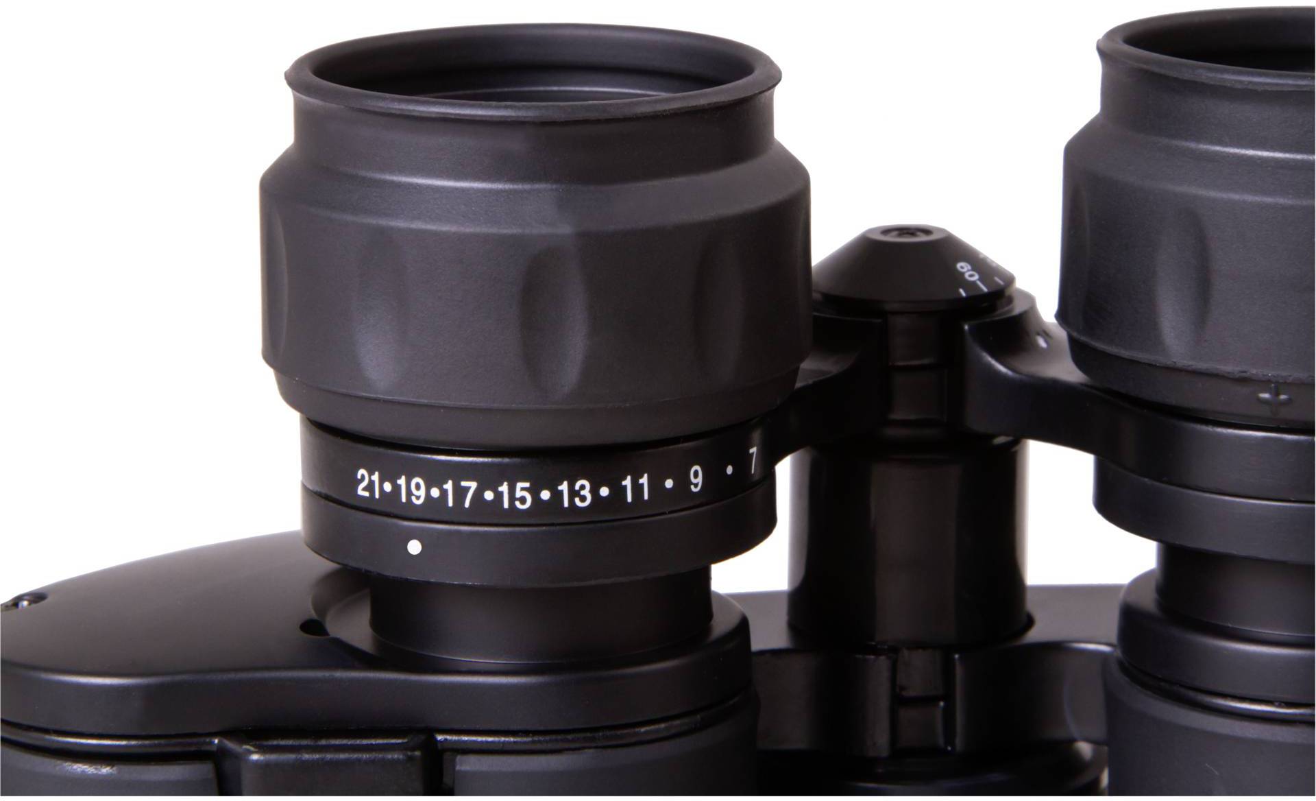 Brązowy dalmierz z kolimatorowym przyrządem optycznym, wyposażony w skalę dioptrii, wskazujący liczby od 21 do 9 oraz oznaczenia do regulacji dioptrii.