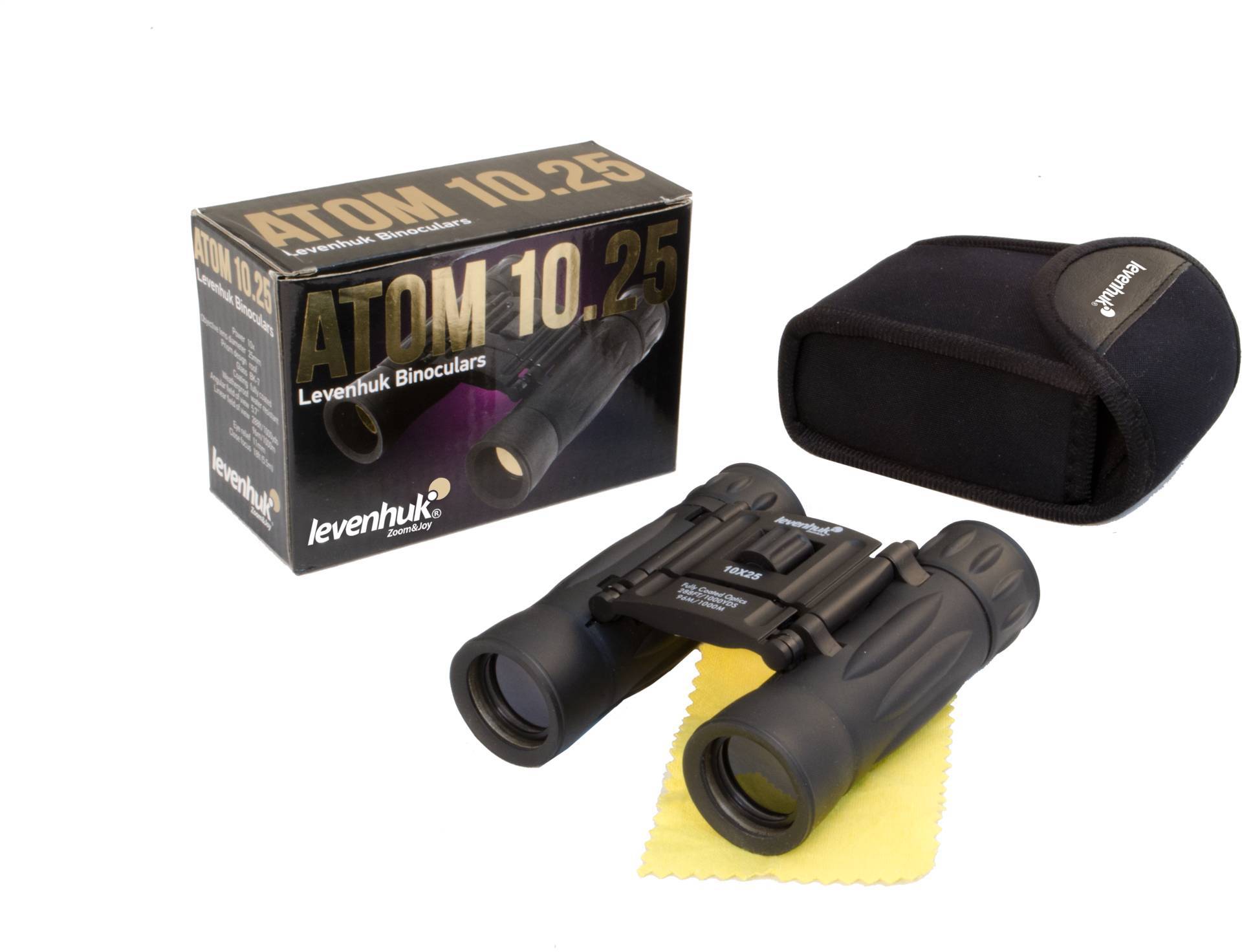 Zestaw lornetki z opakowaniem, etui ochronnym i ściereczką do czyszczenia. Oznaczenie 'Levenhuk Atom 10x25'.