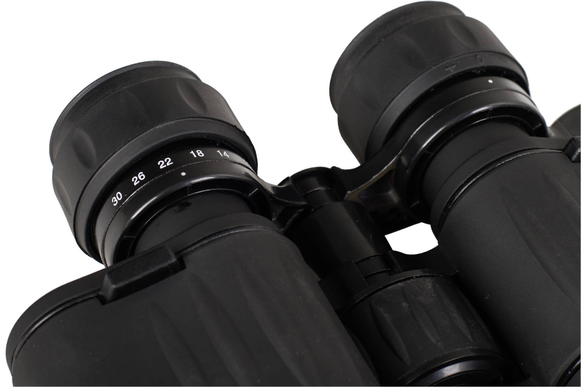 Czarna lornetka z podziałkami na soczewkach.