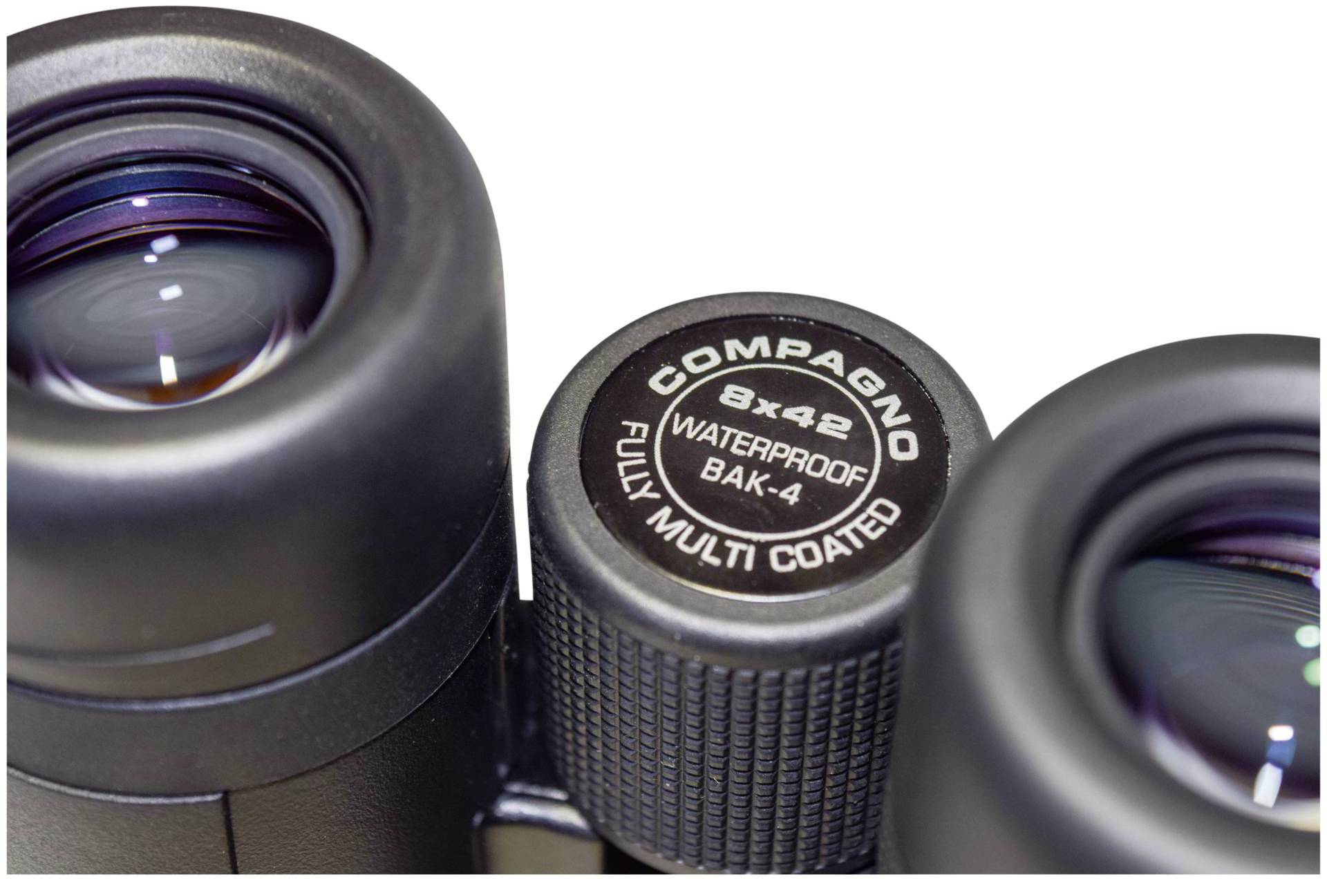 Zbliżenie lornetki z fokusem na środkowe pokrętło, na którym widnieje napis "COMPAGNO 8x42 WODOODPORNY BAK-4 W PEŁNI WIELOWARSTWOWO POWLEKANY".