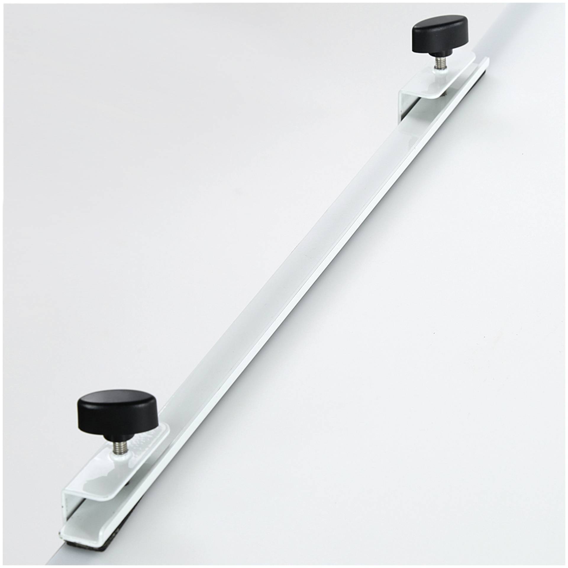 Metalowy wieszak na ubrania z dwoma czarnymi śrubami mocującymi do zamocowania na ścianie lub innej powierzchni.