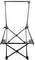 Składany statyw metalowy, stojący pionowo. Odpowiedni do podtrzymywania instrumentów muzycznych, takich jak keyboard.