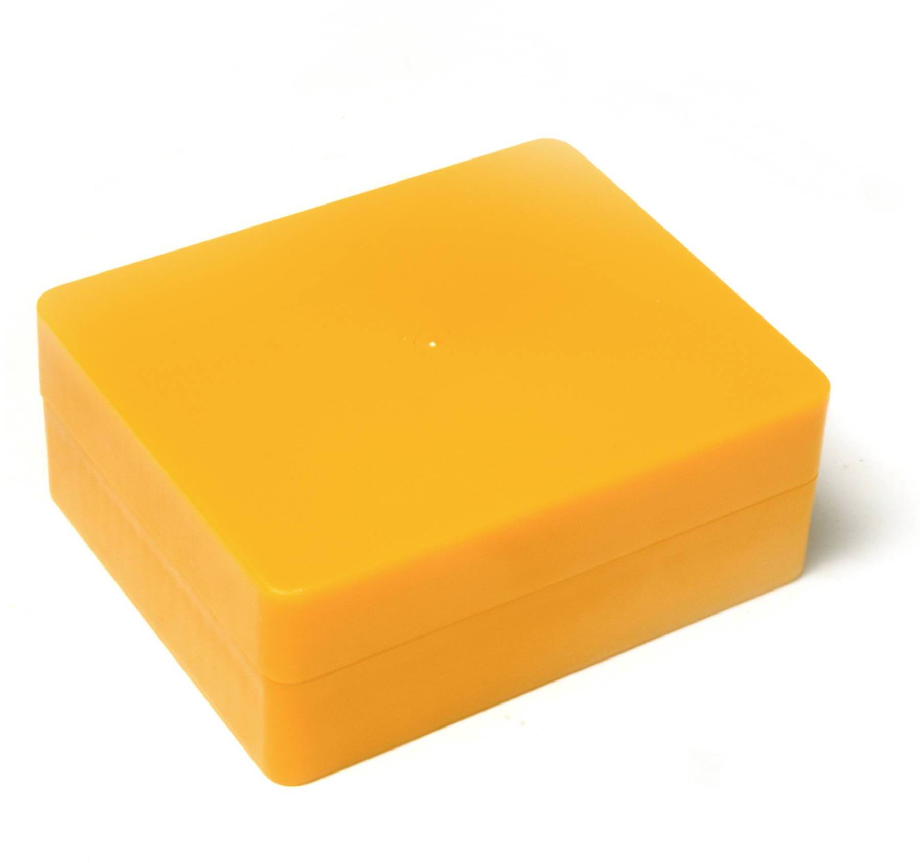 Prostokątny, pomarańczowy pojemnik plastikowy z pokrywką, na białym tle.