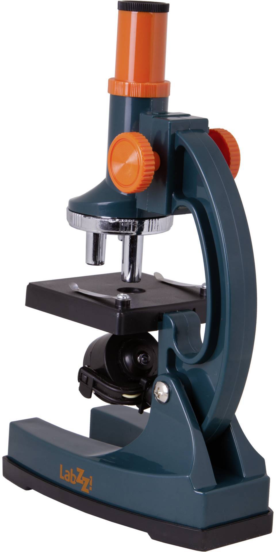 Ciemnozielony mikroskop ze szczegółami w kolorze pomarańczowym stoi na białym tle.