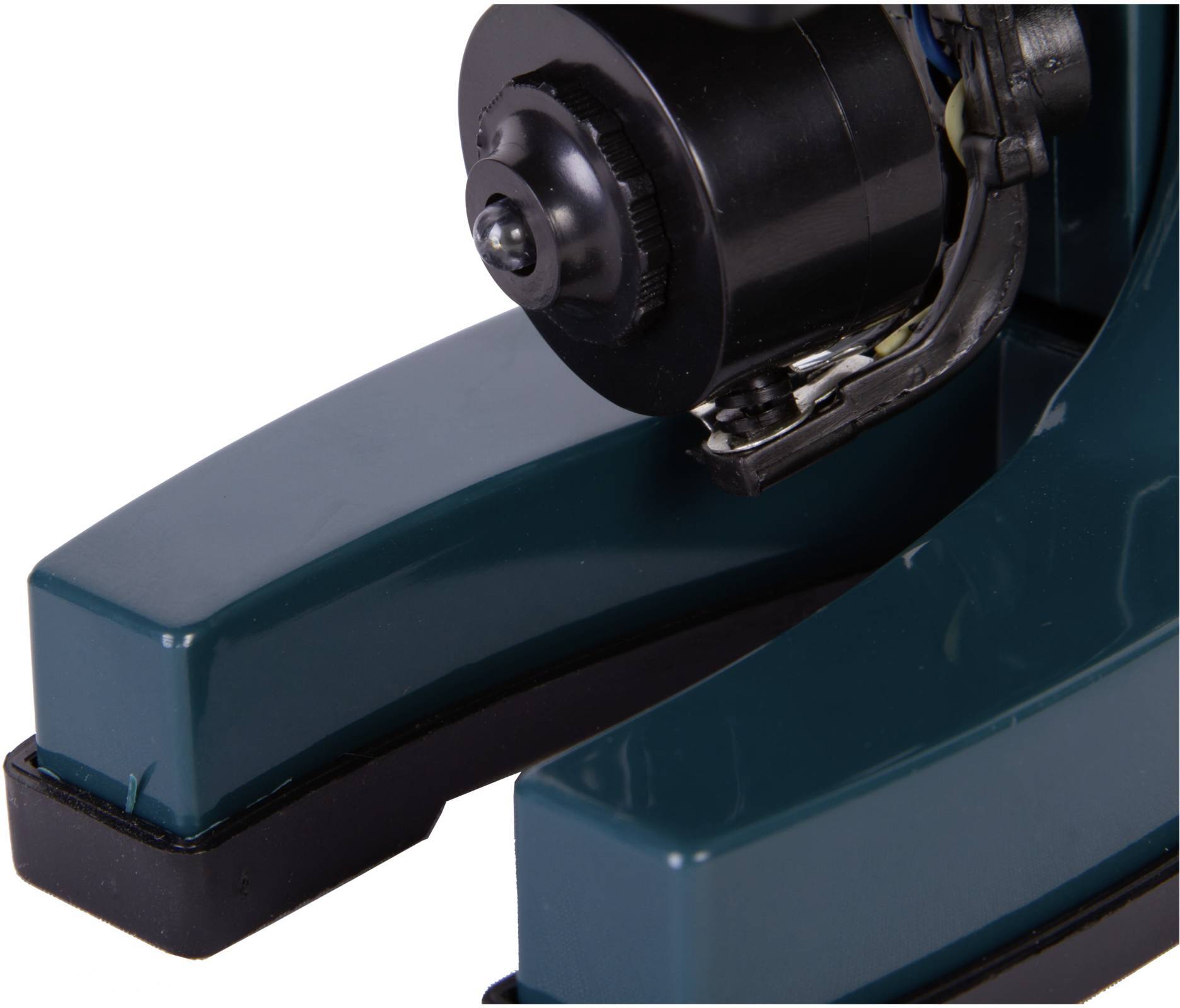 Zbliżenie zielonego i czarnego mikroskopu, przedstawiające dolną część z mechanizmem obrotowym i kablami.