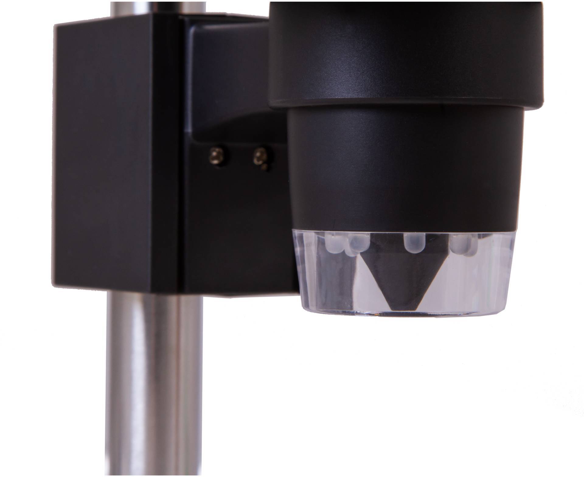 Czarna stacja meteorologiczna z przezroczystym czujnikiem umieszczona na metalowym słupie, prawdopodobnie służąca do pomiaru danych pogodowych.