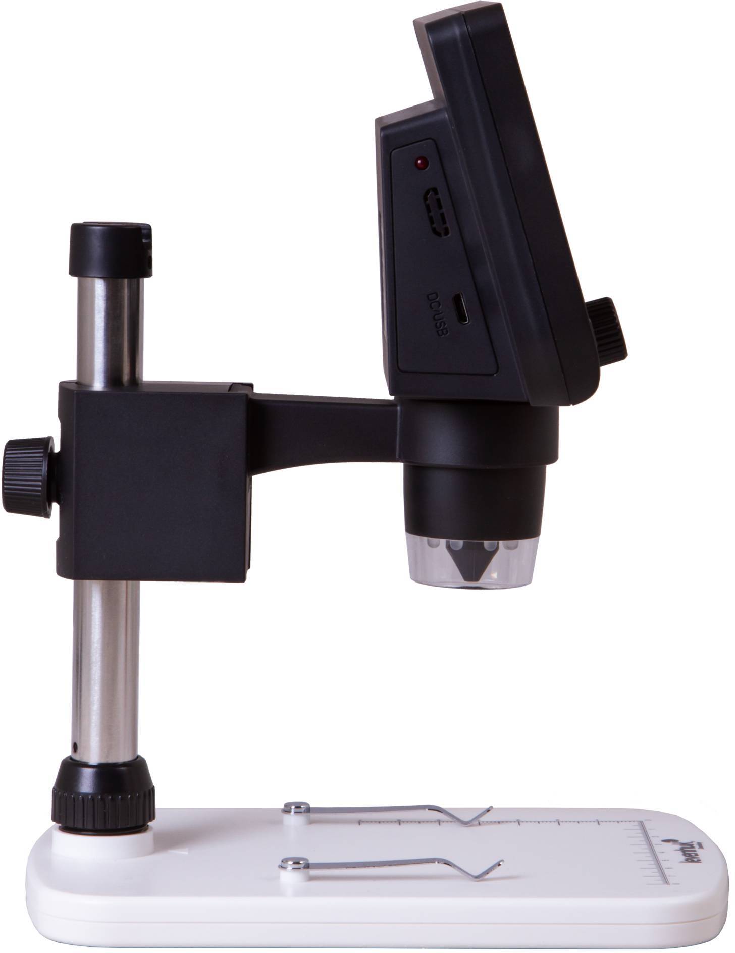 Cyfrowy mikroskop na statywie, widziany z boku. Posiada kamerę i oświetlenie do powiększania małych obiektów.