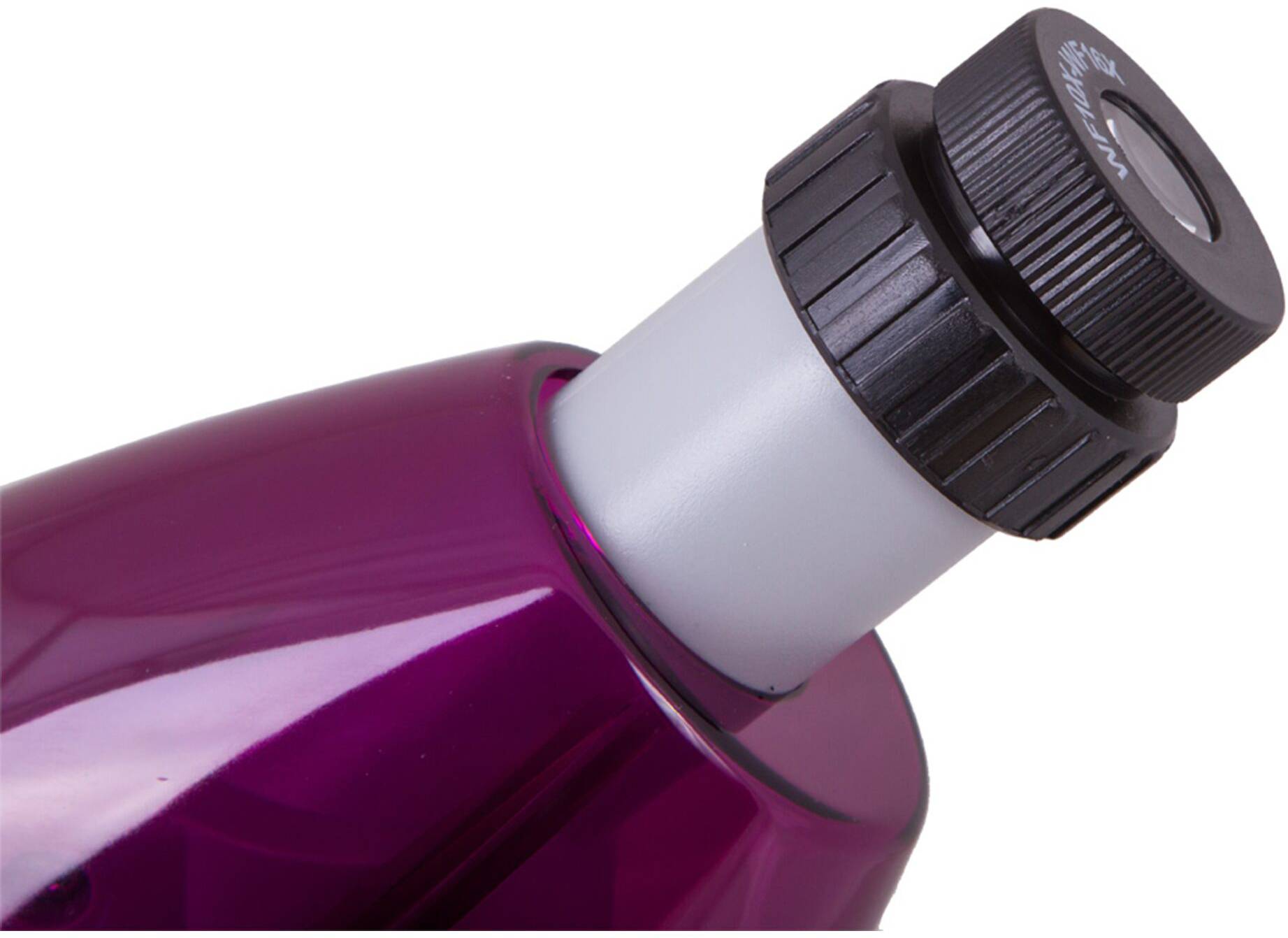 Ciemnofioletowa plastikowa butelka z białą nakrętką i czarnym zamknięciem na gwint, sfotografowana pod skosem od dołu.