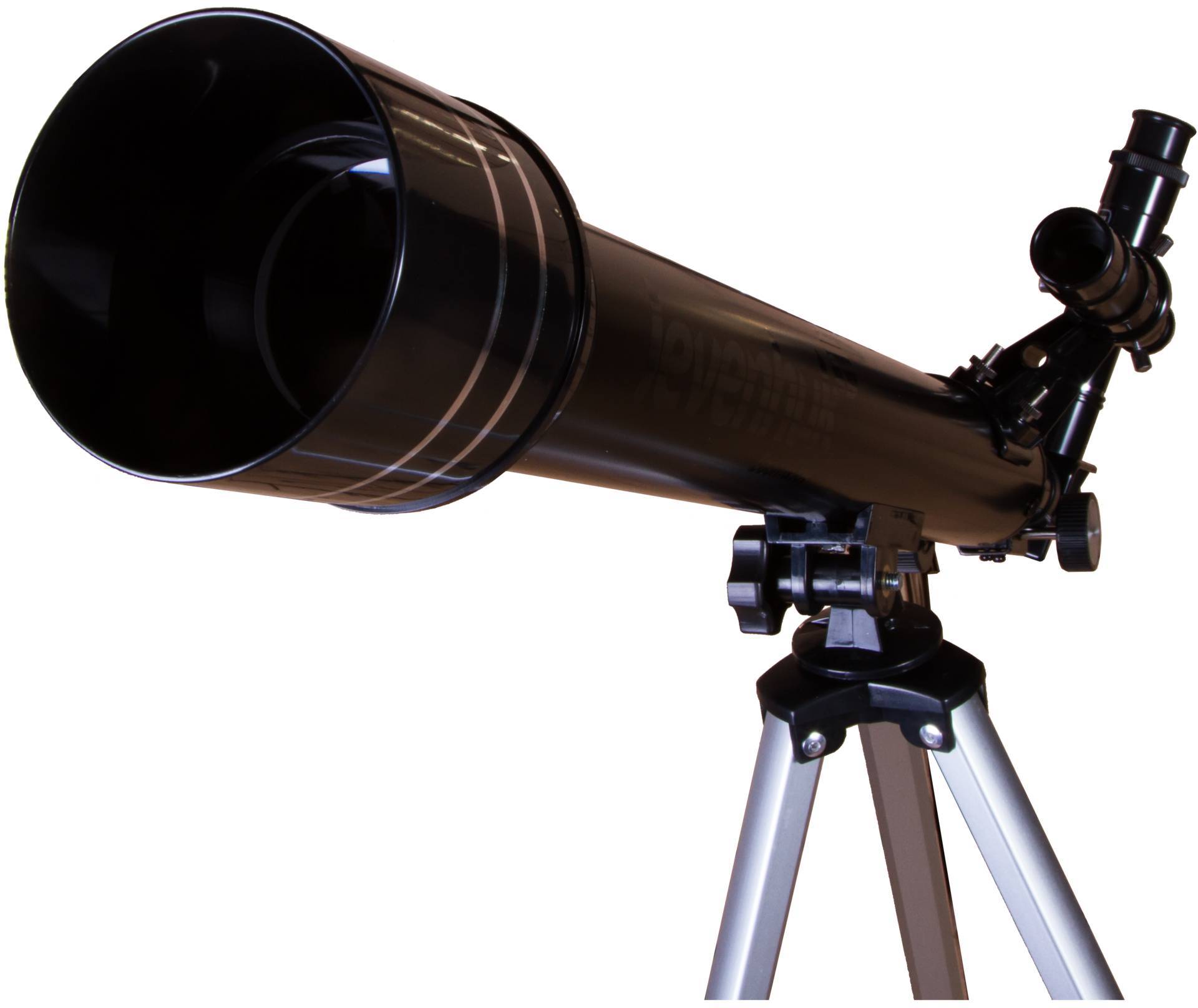 Czarny teleskop na srebrnym statywie, widziany z boku, skierowany jest w kierunku ukośnym.