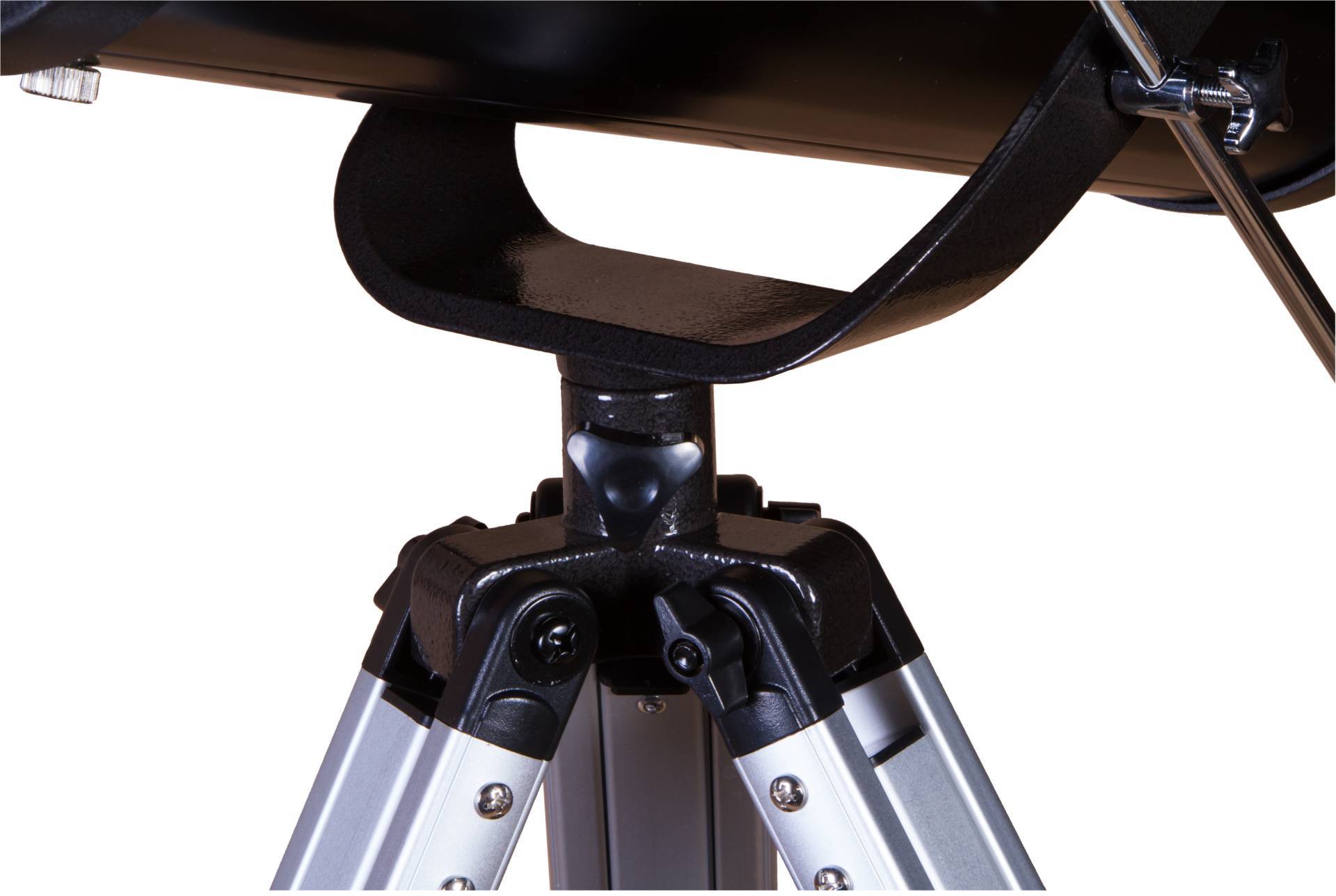 Zbliżenie metalowego, trójnożnego statywu teleskopowego z czarnym uchwytem. Statyw jest solidny i wytrzymały.