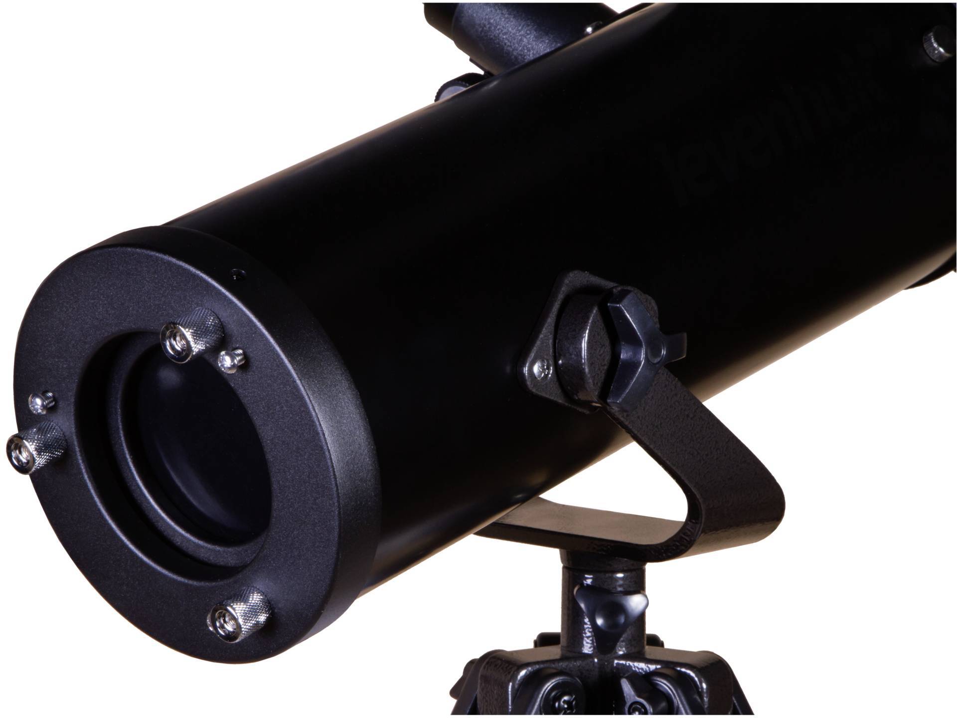 Czarny teleskop na statywie, widziany od przodu. Urządzenie jest przeznaczone do obserwacji astronomicznych.