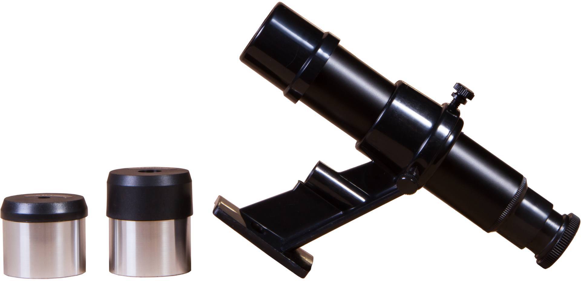 Czarny teleskop i dwa okulary. Teleskop stoi pod skosem na uchwycie, a okulary leżą obok niego po lewej stronie.