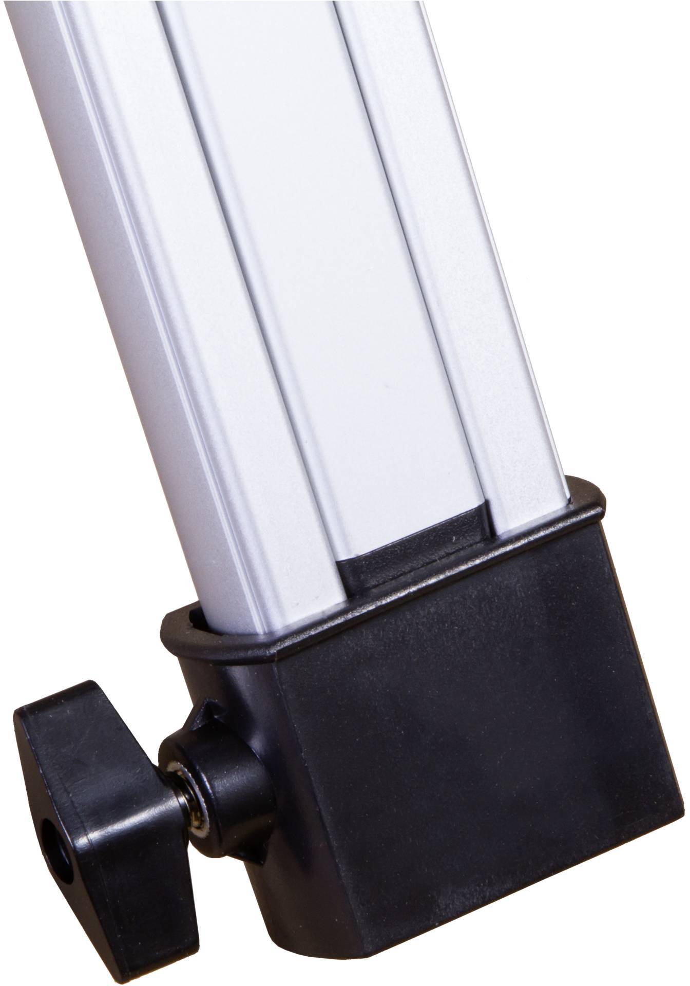 Fragment srebrnej aluminiowej ramy z czarną plastikową nakładką, która przytrzymuje przegub lub mocowanie.