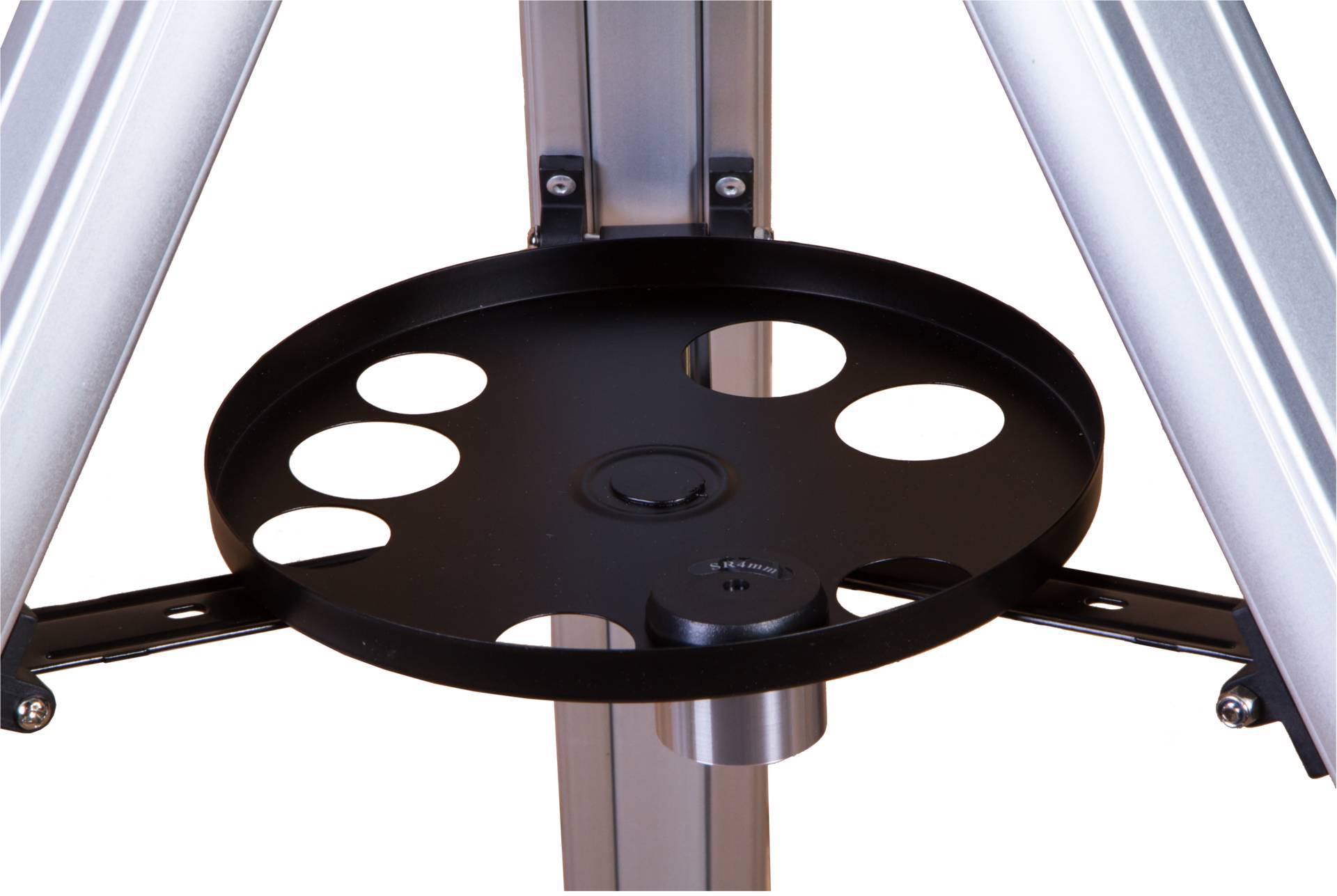 Czarna metalowa taca z pięcioma okrągłymi wycięciami, przymocowana do srebrnego statywu.