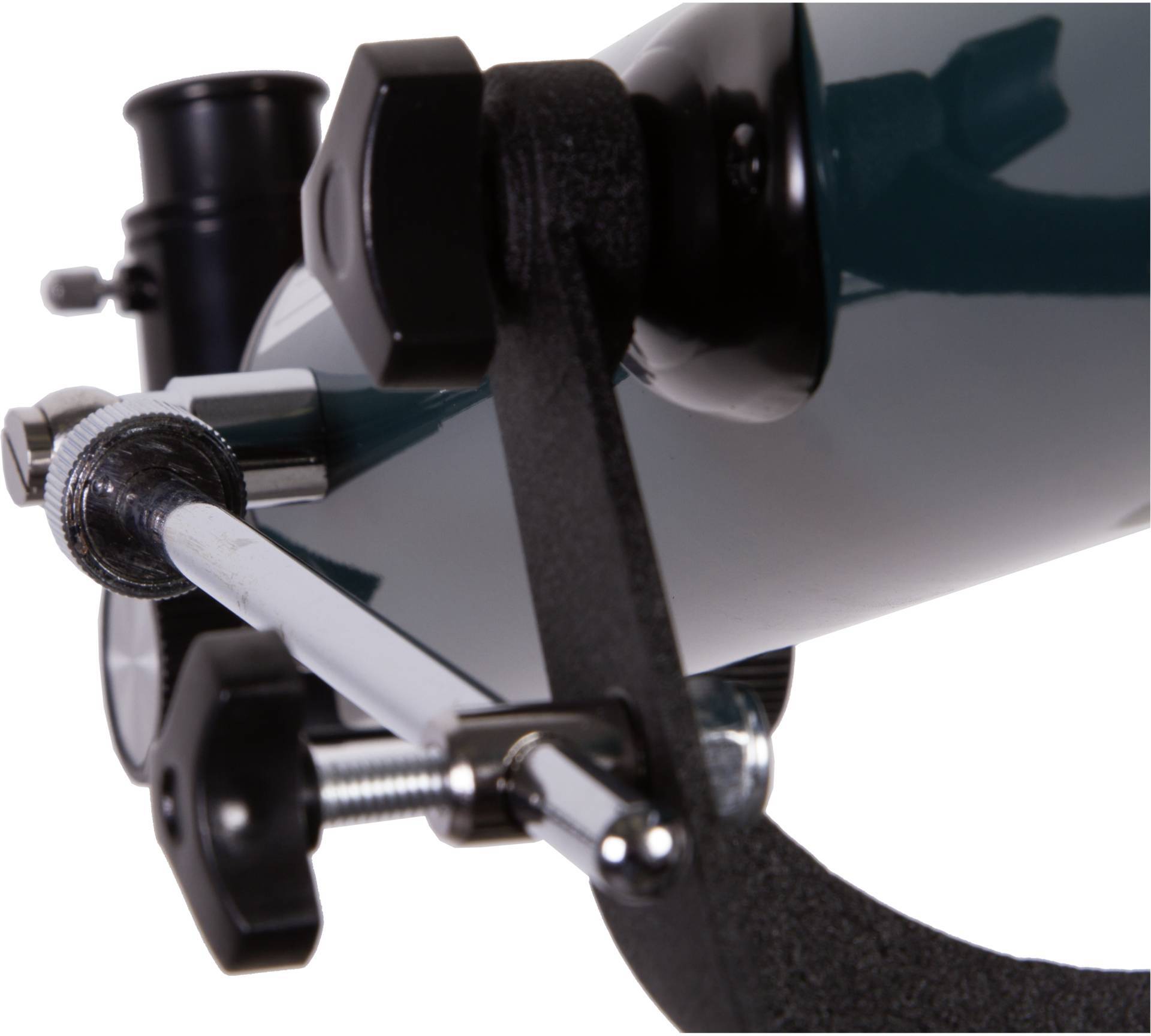 Teleskop pod skosnym kątem ukazuje szczegóły, takie jak śruby regulacyjne i mocowanie.