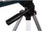 Czarny teleskop na srebrnym statywie z regulowanym uchwytem i strukturą podpierającą, przeznaczony do obserwacji astronomicznych.