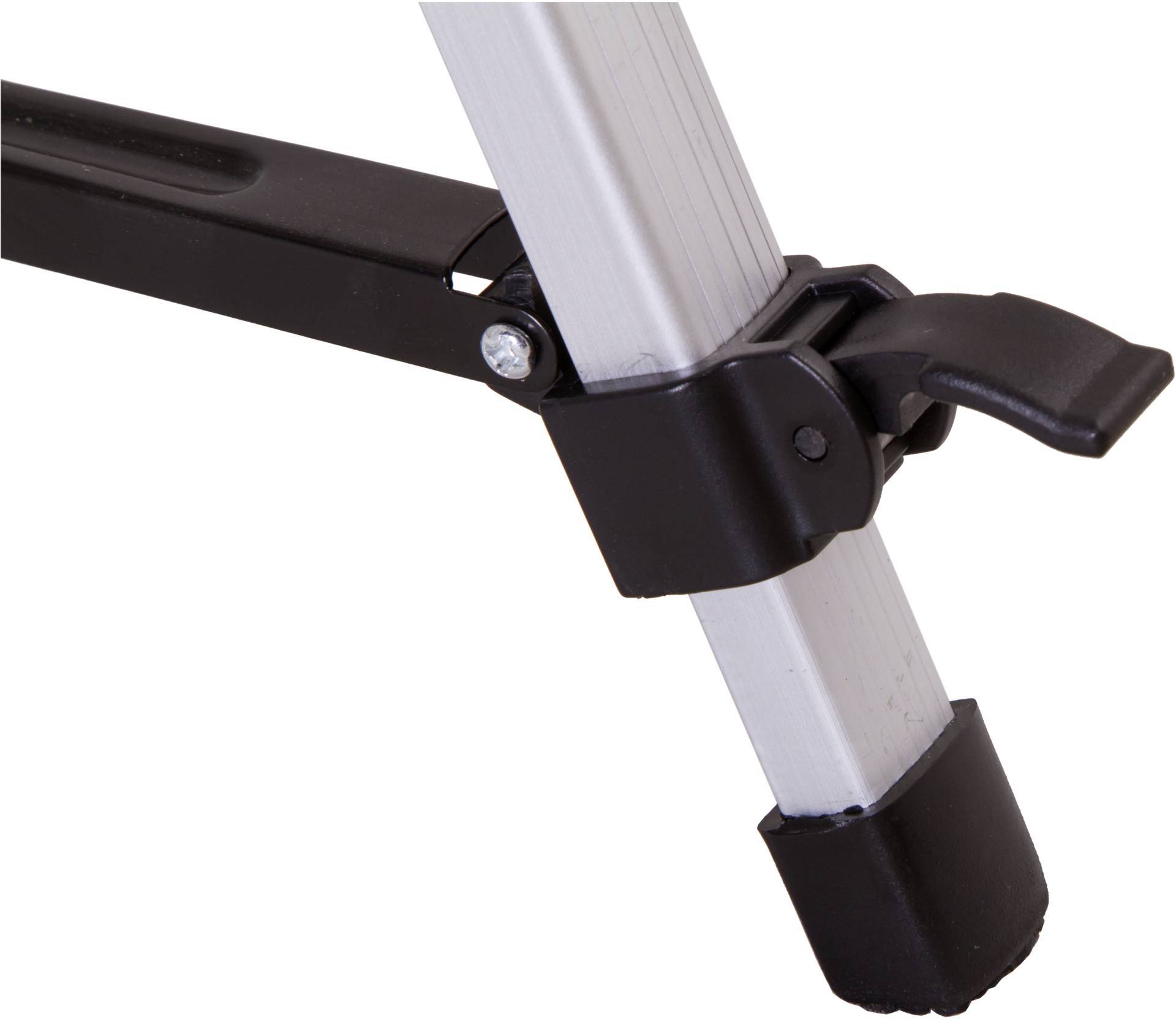 Fragment drabiny metalowej z czarnym uchwytem z tworzywa sztucznego i gumowymi stopkami, ukazujący dolną część stopnia.