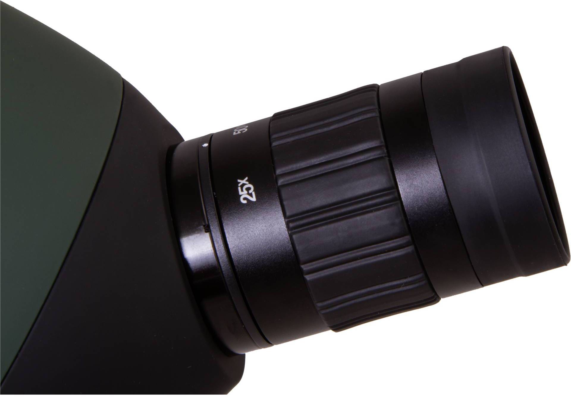 Okular lornetki o 25-krotnym powiększeniu, w kolorze czarnym z ryflowanym pierścieniem ostrości, na białym tle.