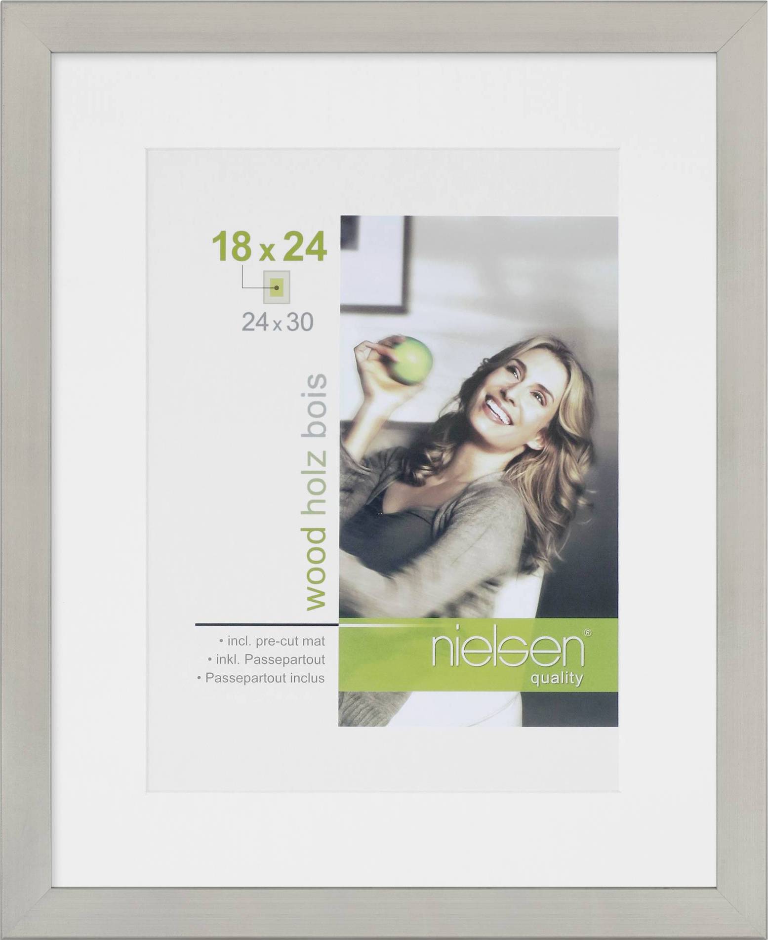 Kobieta trzyma zielone jabłko i uśmiecha się w nowoczesnej drewnianej ramce.
