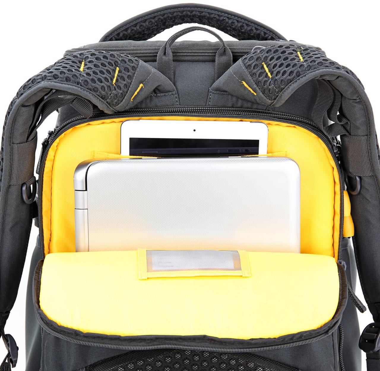 Czarny plecak z rozpiętym zamkiem błyskawicznym ukazuje szarego laptopa i tablet w głównej komorze, z widoczną żółtą podszewką.