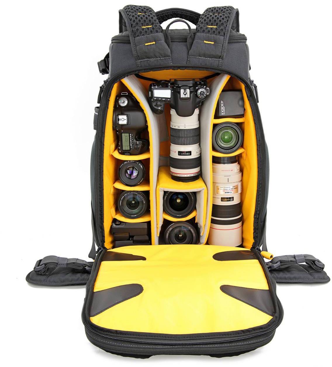 Otwarty plecak fotograficzny z wieloma komorami na aparaty i obiektywy, w którym znajdują się aparaty, obiektywy i akcesoria, wszystko starannie zorganizowane i gotowe do użycia.