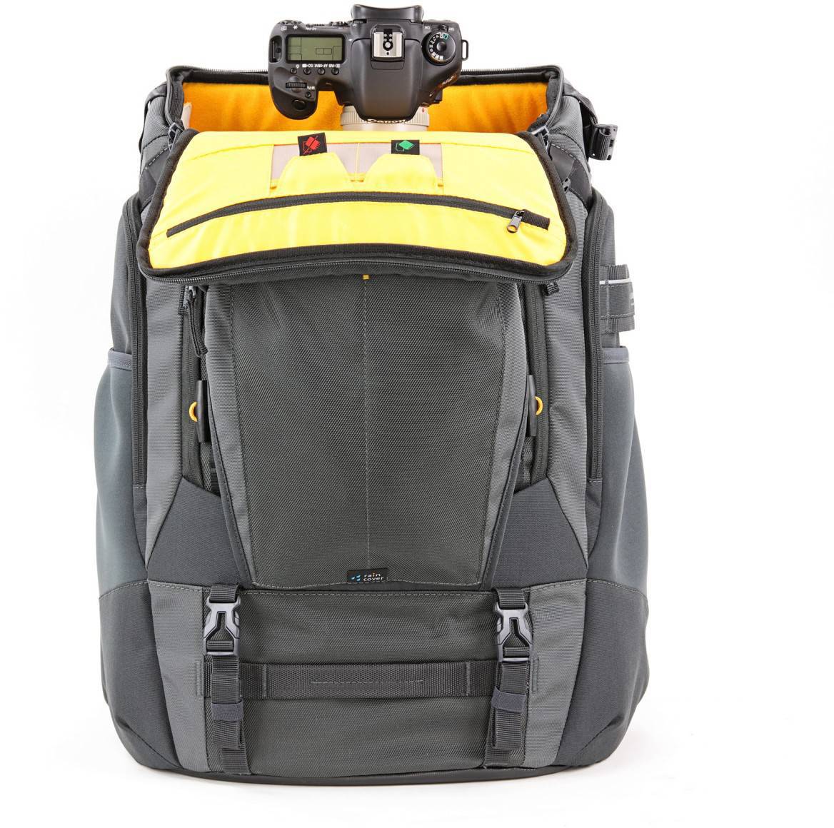 Otwarty szary plecak ukazuje kieszeń z kamerą. Wnętrze jest żółto wyłożone wyściółką i nadaje się do przechowywania sprzętu fotograficznego.