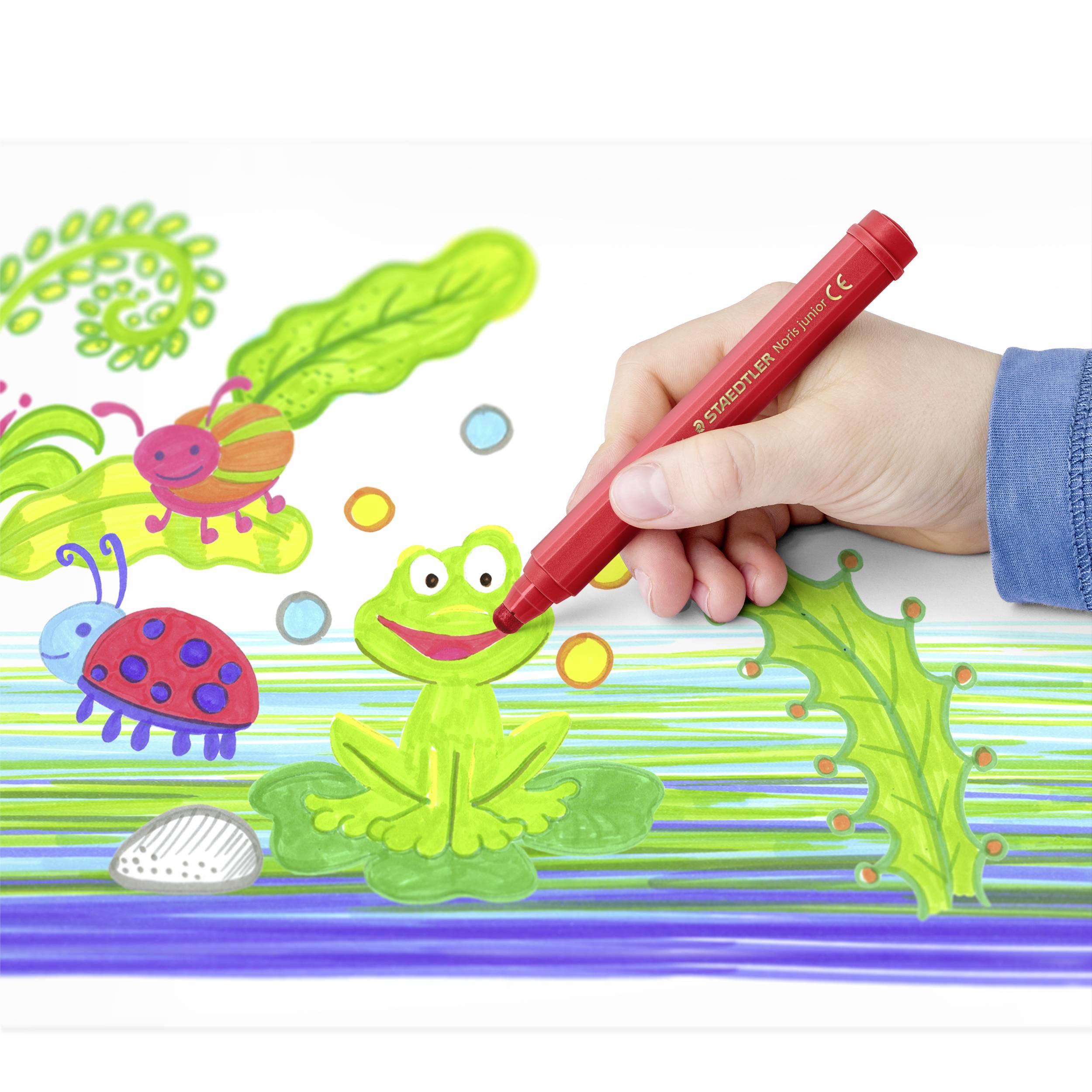 Jedna ręka rysuje czerwonym flamastrem na kolorowym obrazku przedstawiającym zieloną żabę, biedronkę i gąsienicę.