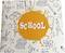 'SZKOŁA' wielkimi białymi literami na pomarańczowej plamie farby. W tle widoczne symbole szkolne, takie jak książki i atomy.