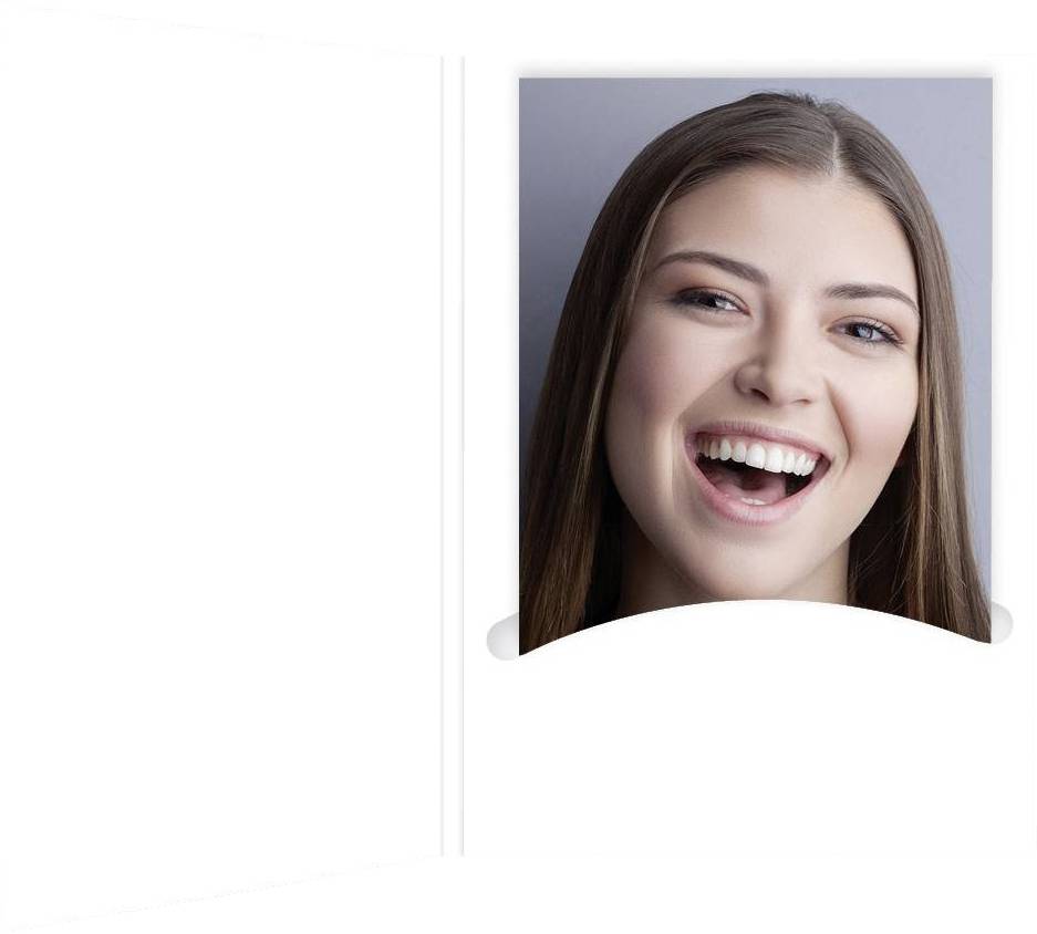 Uśmiechnięta kobieta z długimi brązowymi włosami śmieje się do kamery.