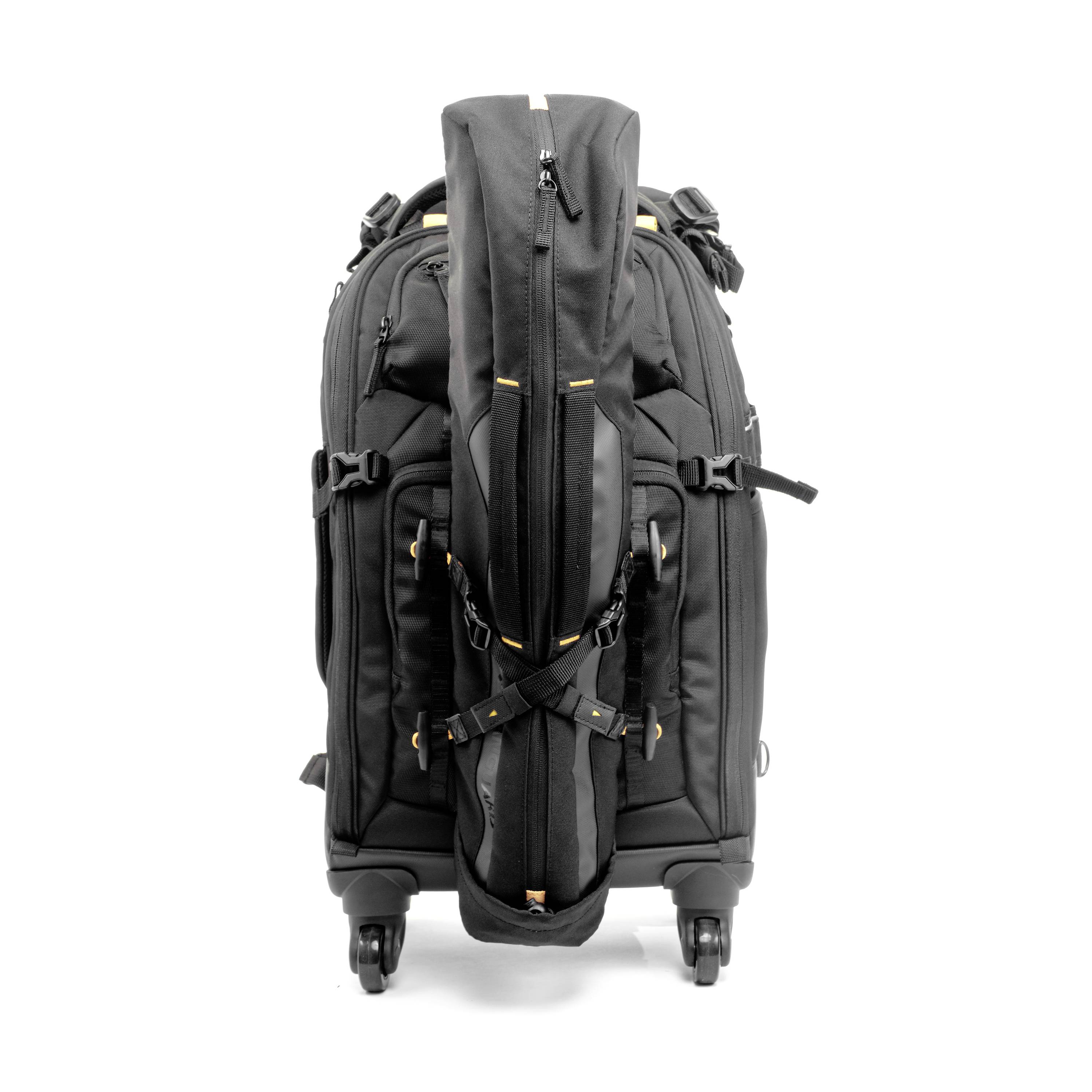 Czarny walizka na kółkach z trolejem, do której przymocowana jest torba golfowa. Połączenie wydaje się wygodne w podróży i kompaktowe.