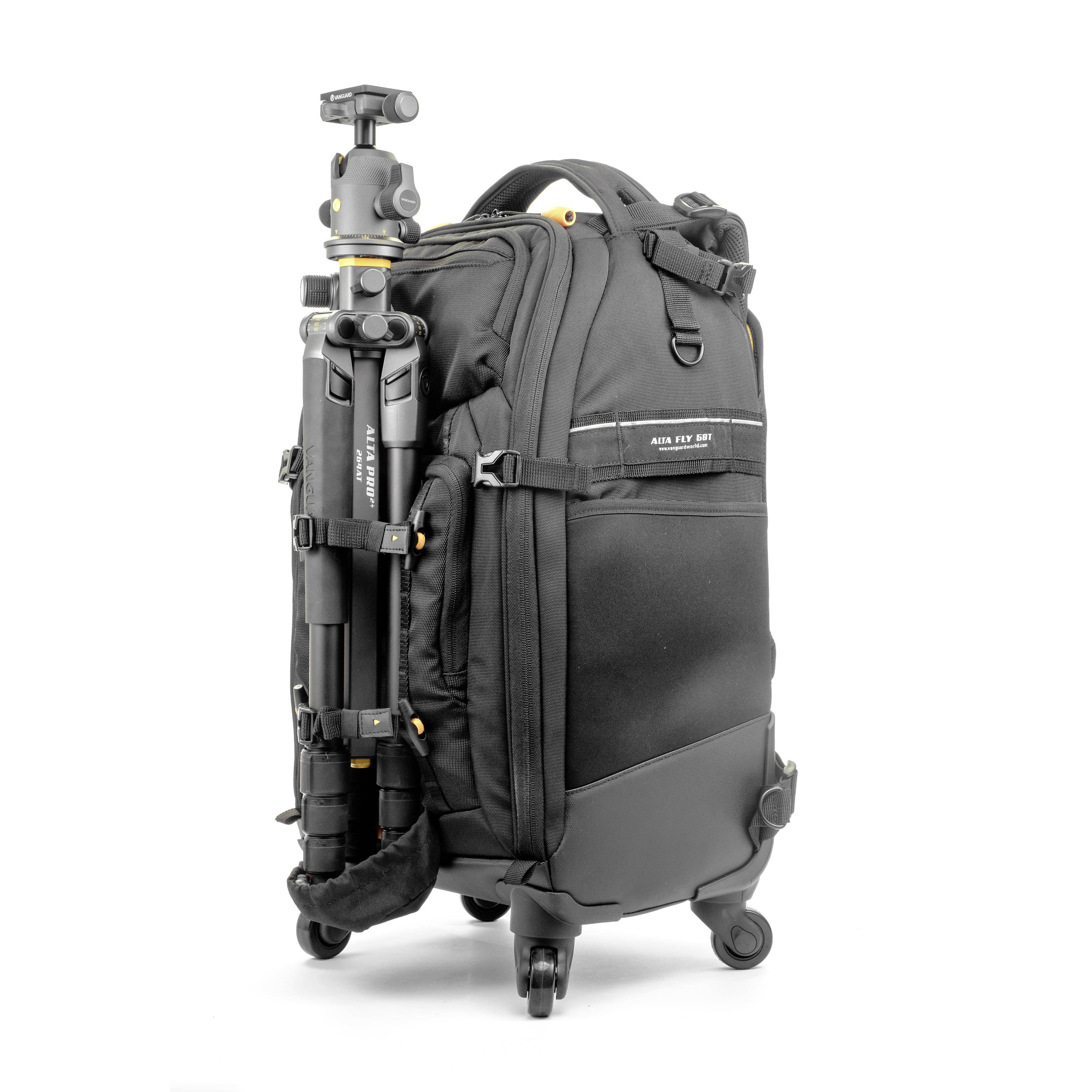 Czarny walizka na kółkach z zintegrowanym statywem z boku, odpowiednia dla sprzętu fotograficznego.