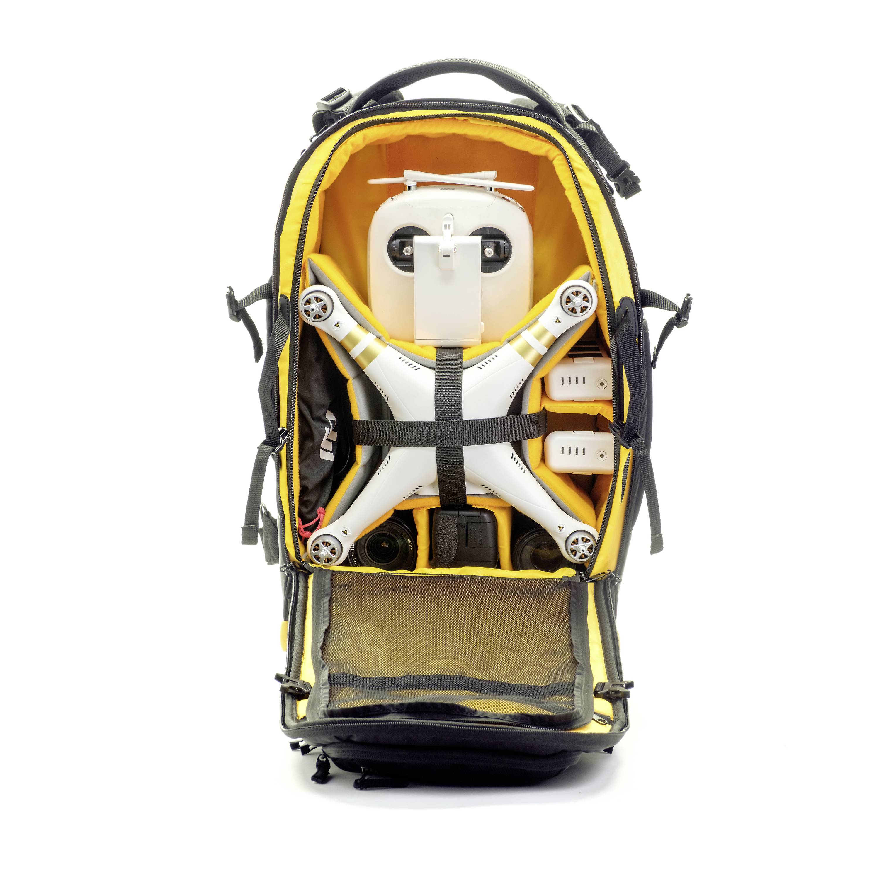 Żółta torba na drona, otwarta i stojąca pionowo, prezentuje drona wraz z wyposażeniem, takim jak baterie i pilot, znajdujące się w środku.