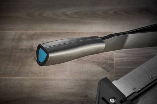 Uchwyt trenera rowerowego na drewnianej podłodze.