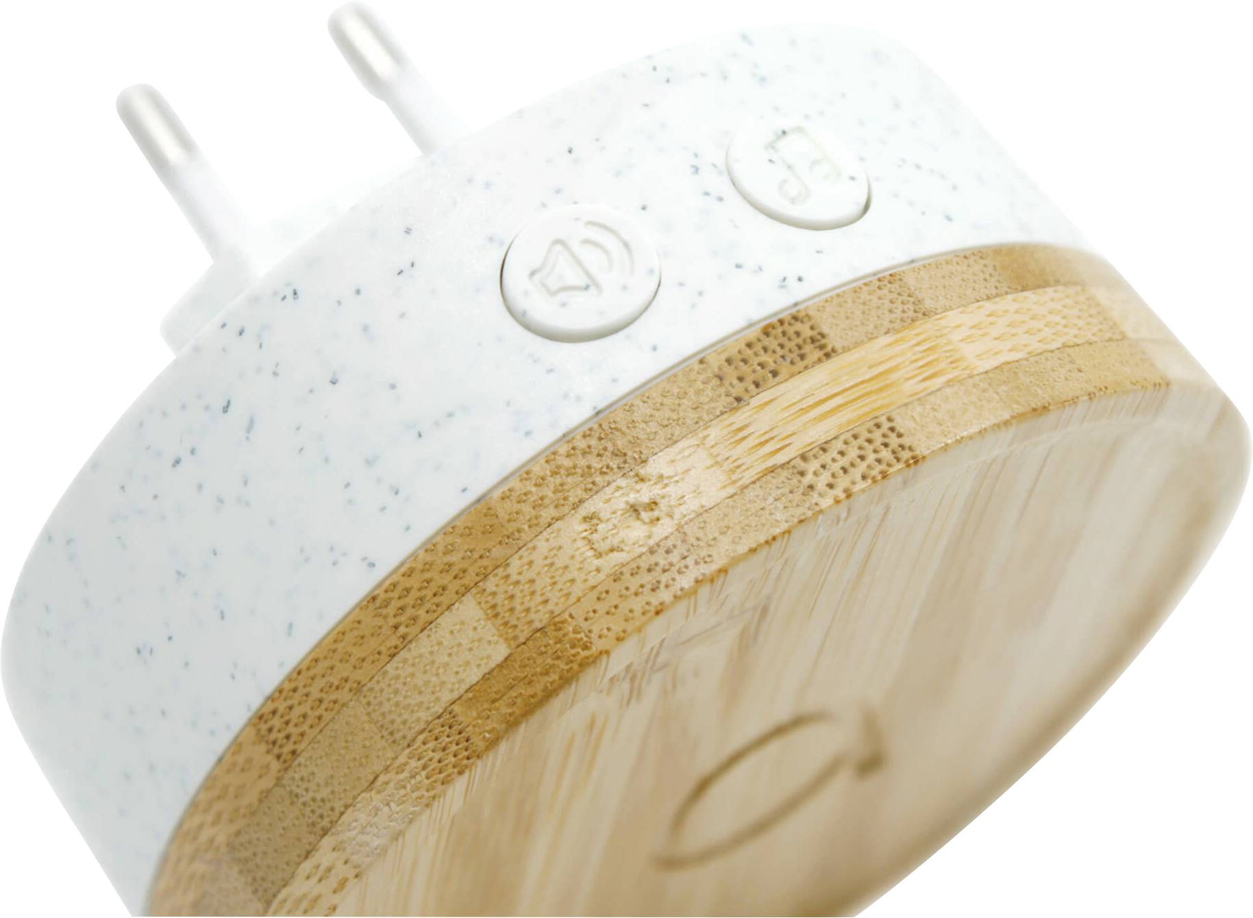 Inteligentny adapter do gniazdka z akcentem bambusowym, dwoma przyciskami sterującymi i wtyczką wystającą z górnej strony.