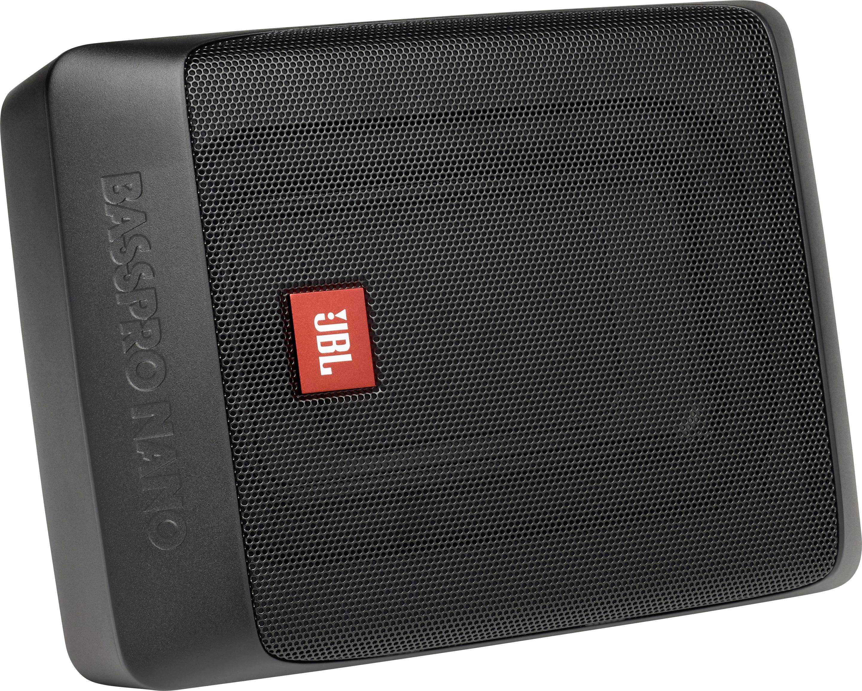 Subwoofer 'JBL BassPro Nano' w kolorze czarnym, o kwadratowym kształcie, z czerwonym logo pośrodku. Kompaktowa konstrukcja, odpowiednia do samochodowych systemów audio.