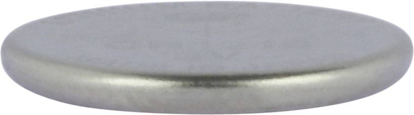 Srebrna bateria guzikowa na białym tle.